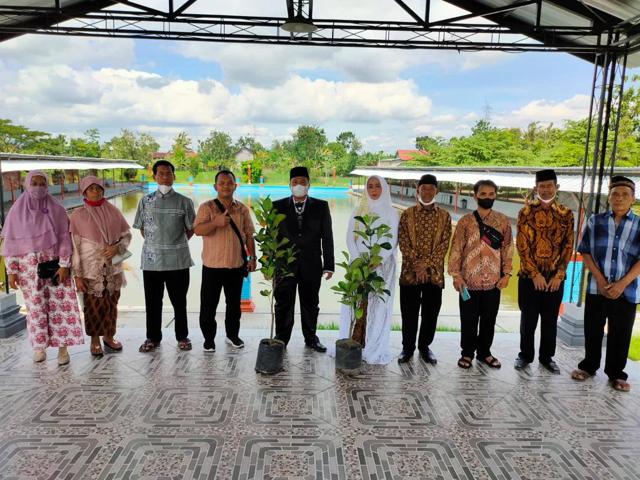 SEPASANG PENGANTIN BARU