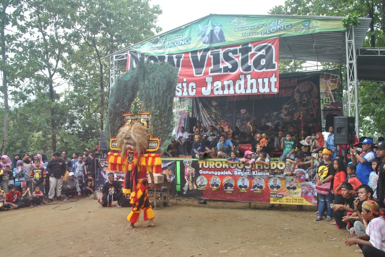 Kegiatan Hiburan di Bukit Cinta