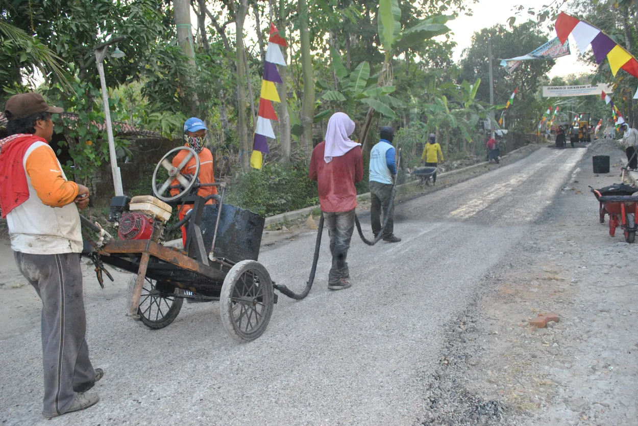 Pengaspalan Jalan Desa