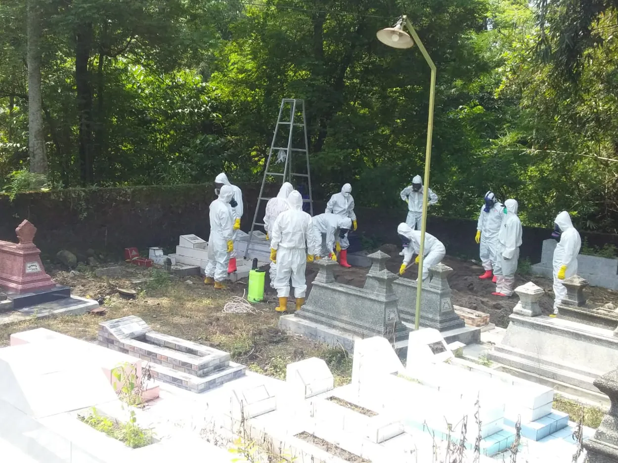 Pemakaman secara Prokes Covid-19 kembali dilakukan di TPU Kalongan, Joho