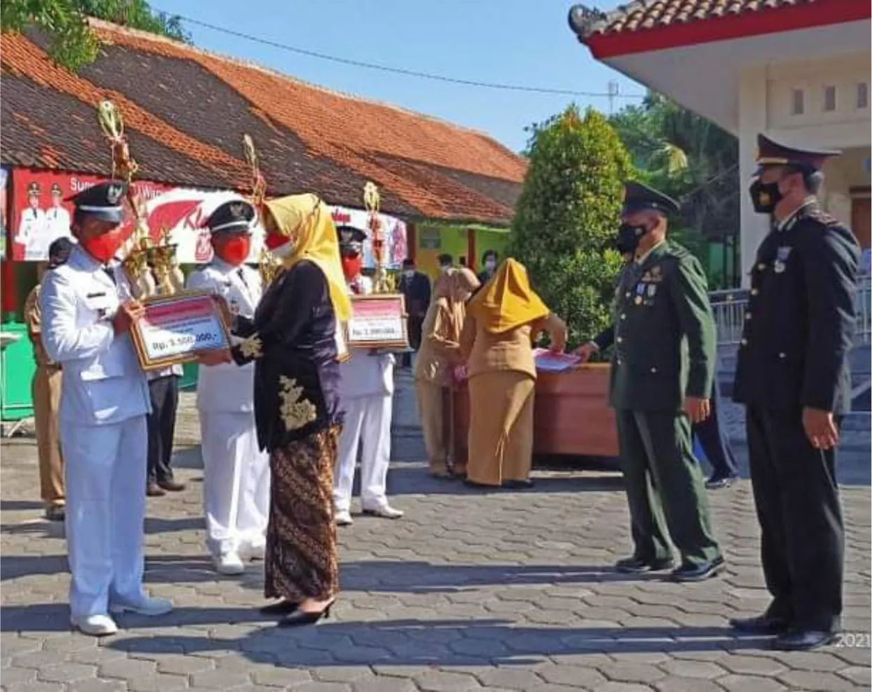 Penyerahan Tropi Juara Lomba Adminsitrasi Desa Tahun 2021 Tingkat Kecamatan Prambanan