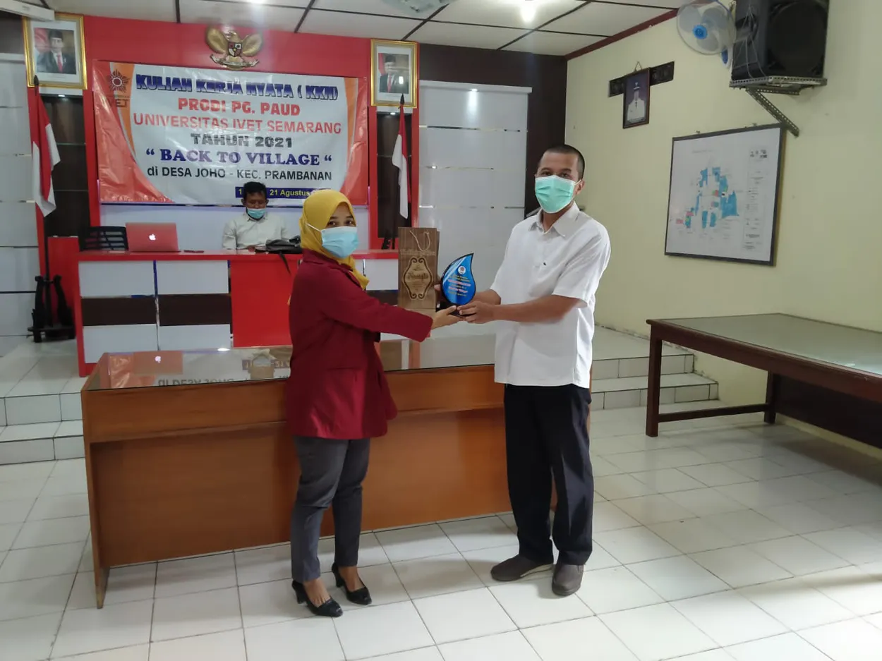 Penutupan KKN Mahasiswa Universitas IVET Semarang di Desa Joho