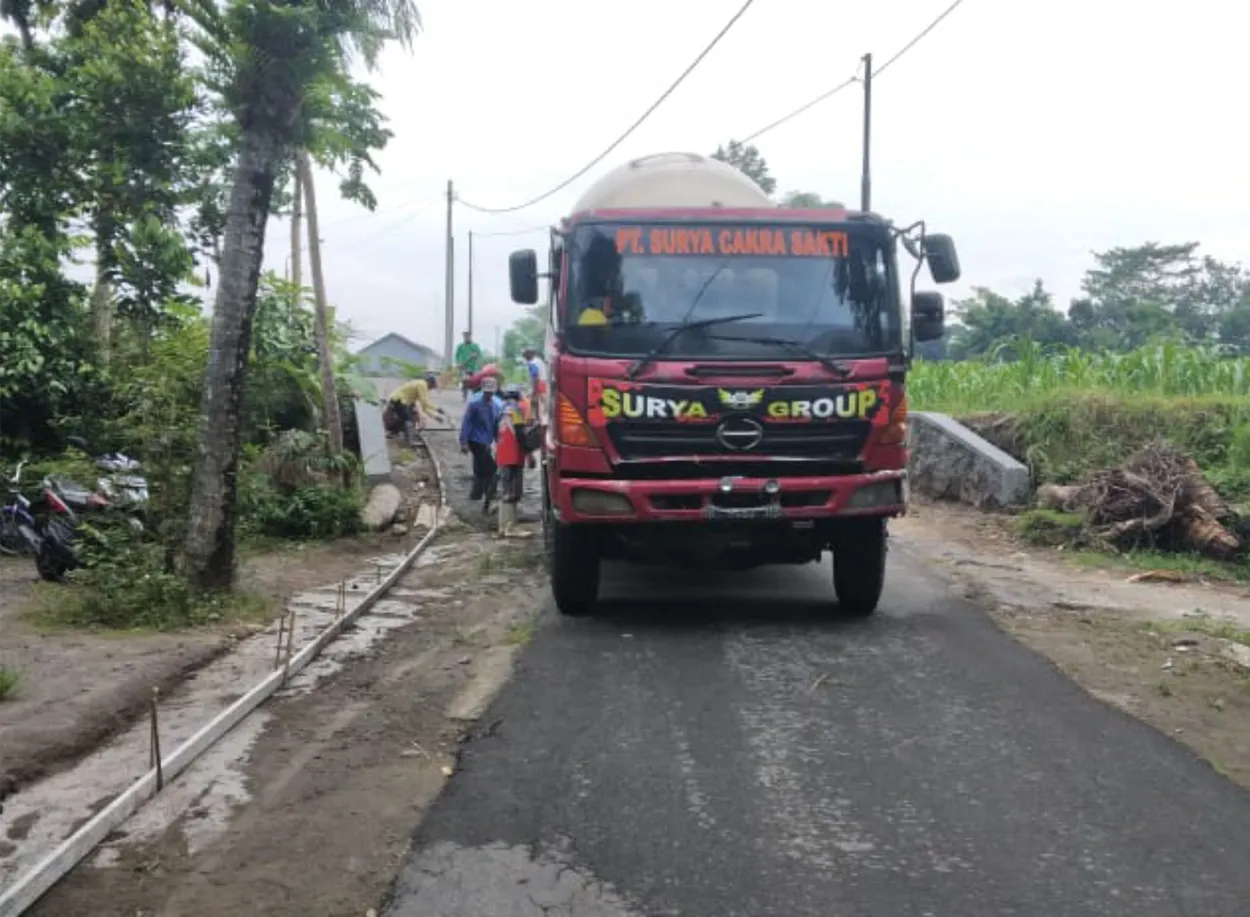 Pelebaran dan Pengecoran Jalan Poros Desa Joho