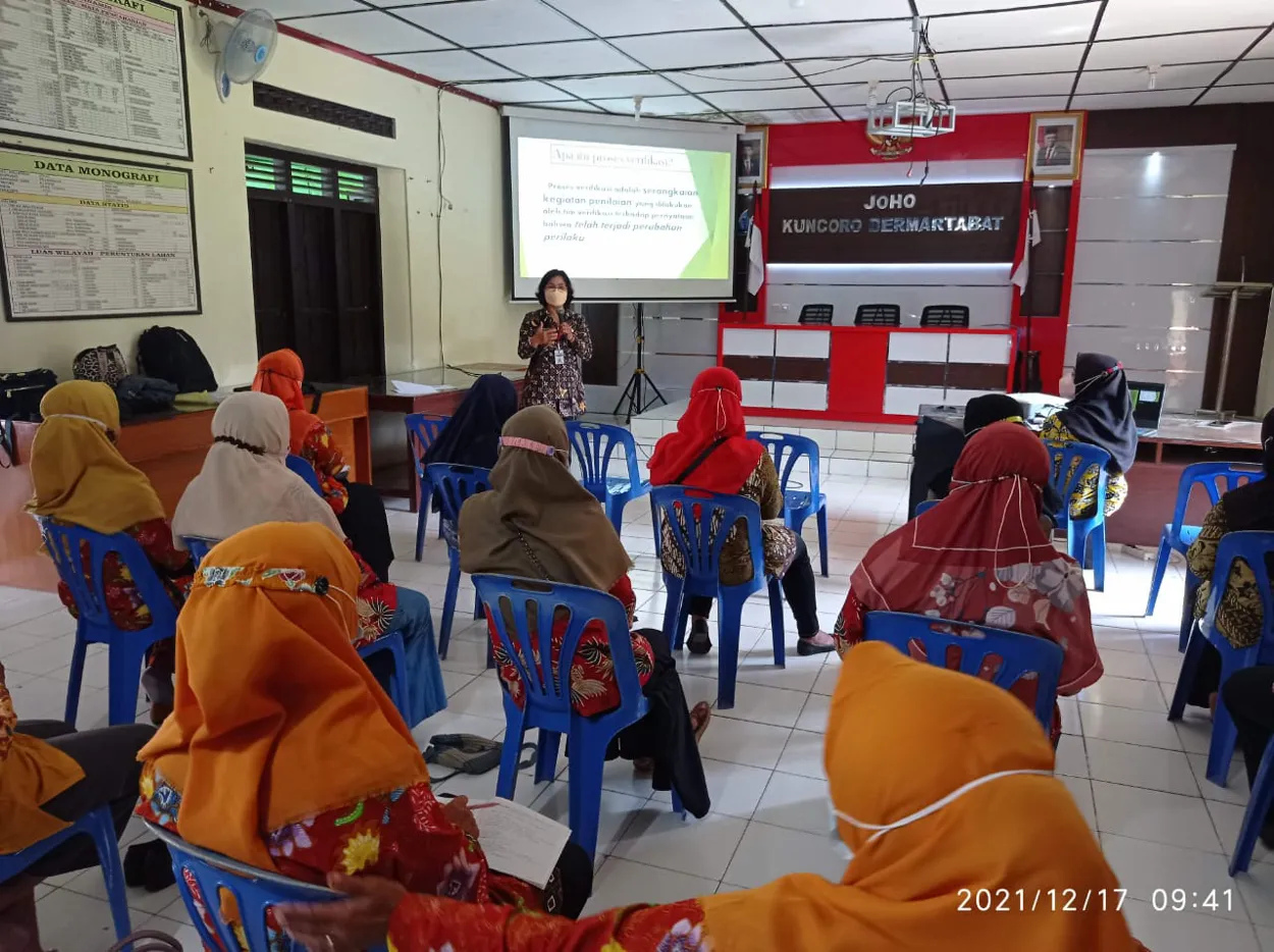 Sosialisasi Sanitasi Total Berbasis Masyarakat (STBM) di Desa Joho