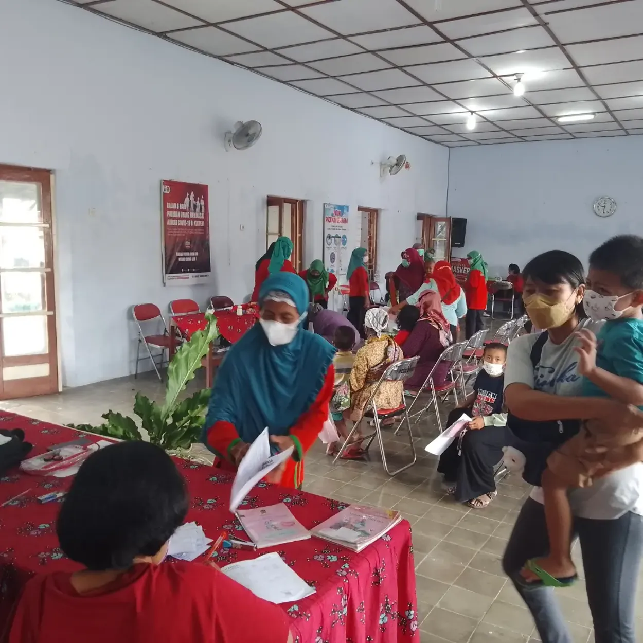 Antusiasme Warga Dalam Pelaksanaan Bulan Timbang Februari