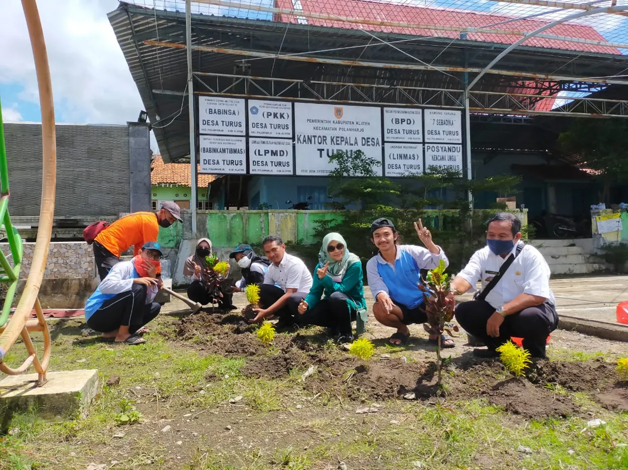 Gotong Royong Perbaikan Taman Desa