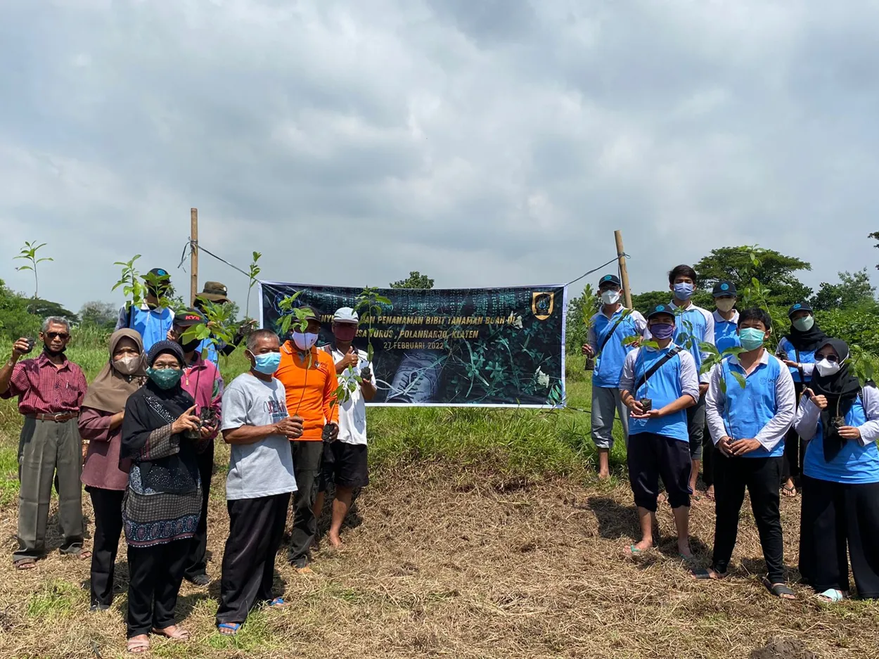 Gotong Royong Penanaman Bibit Alpukat di Lahan Kosong