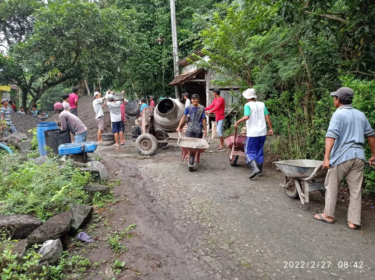 Kegiatan Pembangunan Jalan Beton di Dukuh Kalongan Desa Joho