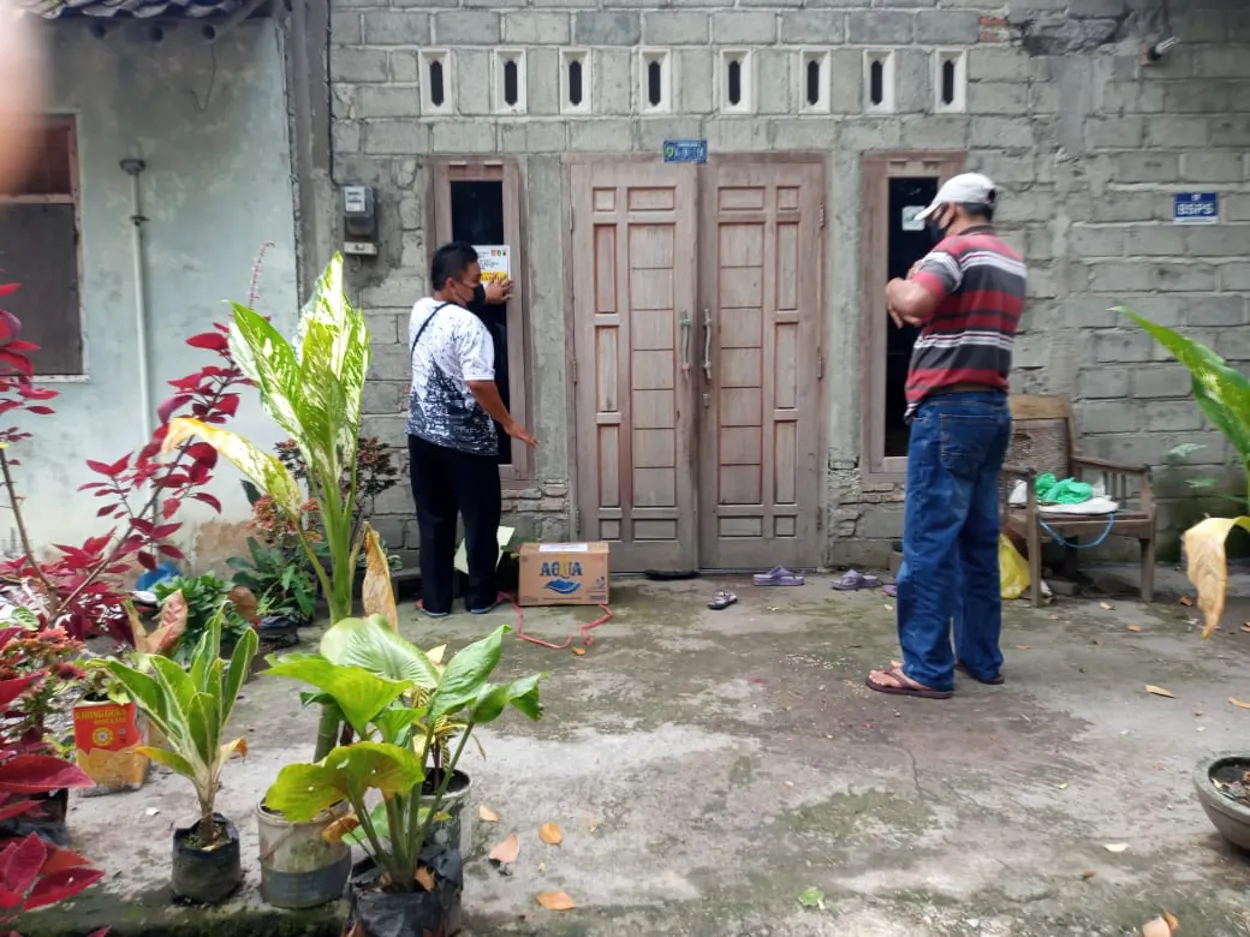 Bantu Warga Isoman, Pemdes Joho Berikan Bantuan Paket Sembako