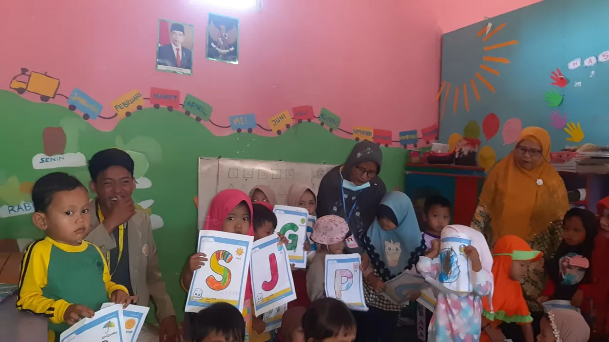 Pembelajaran Bahasa Inggris Untuk Siswa PAUD Desa Kadilanggon Dibantu Oleh Mahasiswa KKN UGM