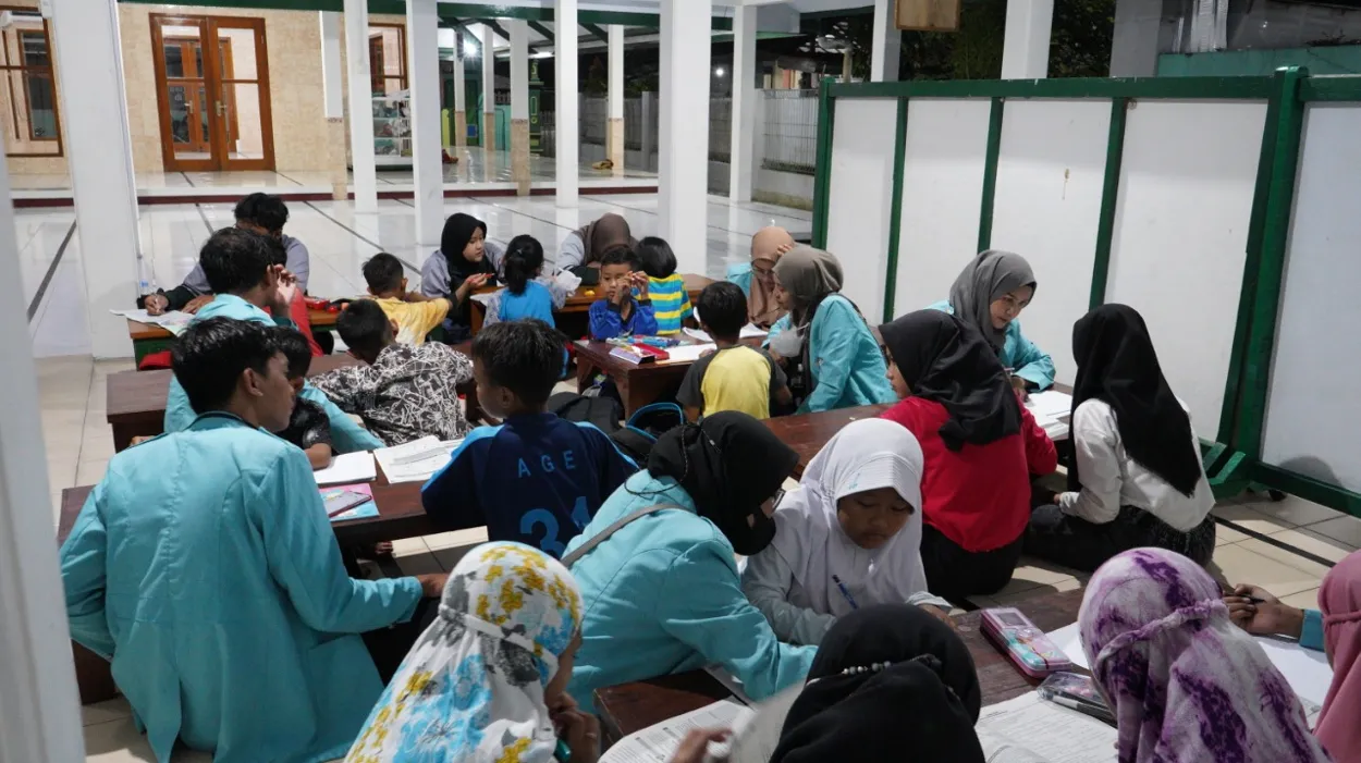 Kolaborasi Mahasiswa KKN UNS dan Unissula Cetuskan Rumah Belajar di Desa Turus