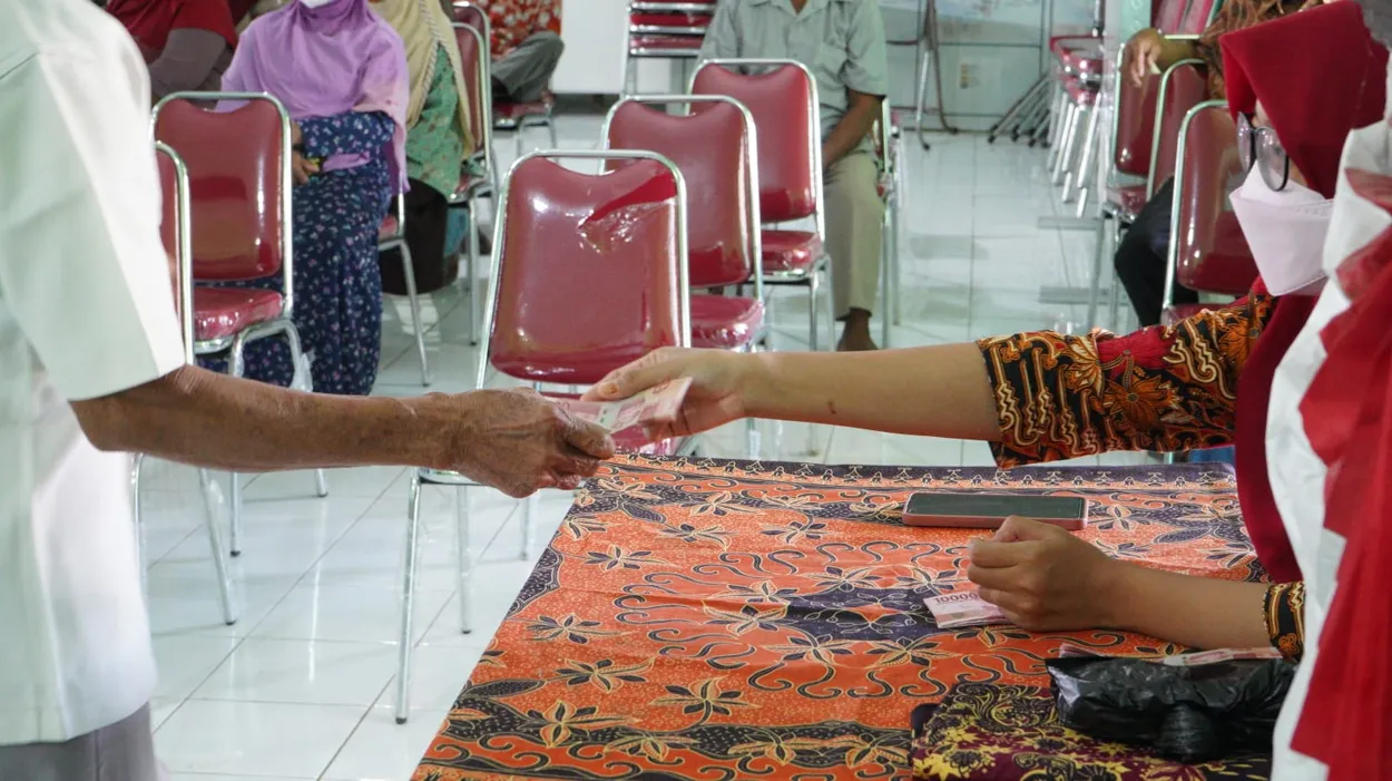 Pemerintah Desa Turus Bagikan BLT Dana Desa Tahap 8