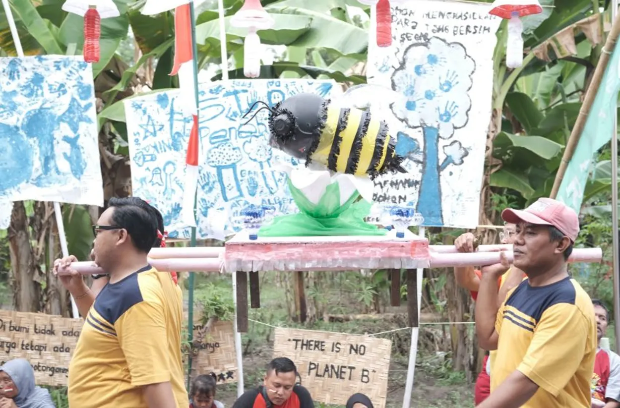 Meriahkan Hari Kemerdekaan Warga Kwaren Gelar Kirab Melawan Krisis Iklim