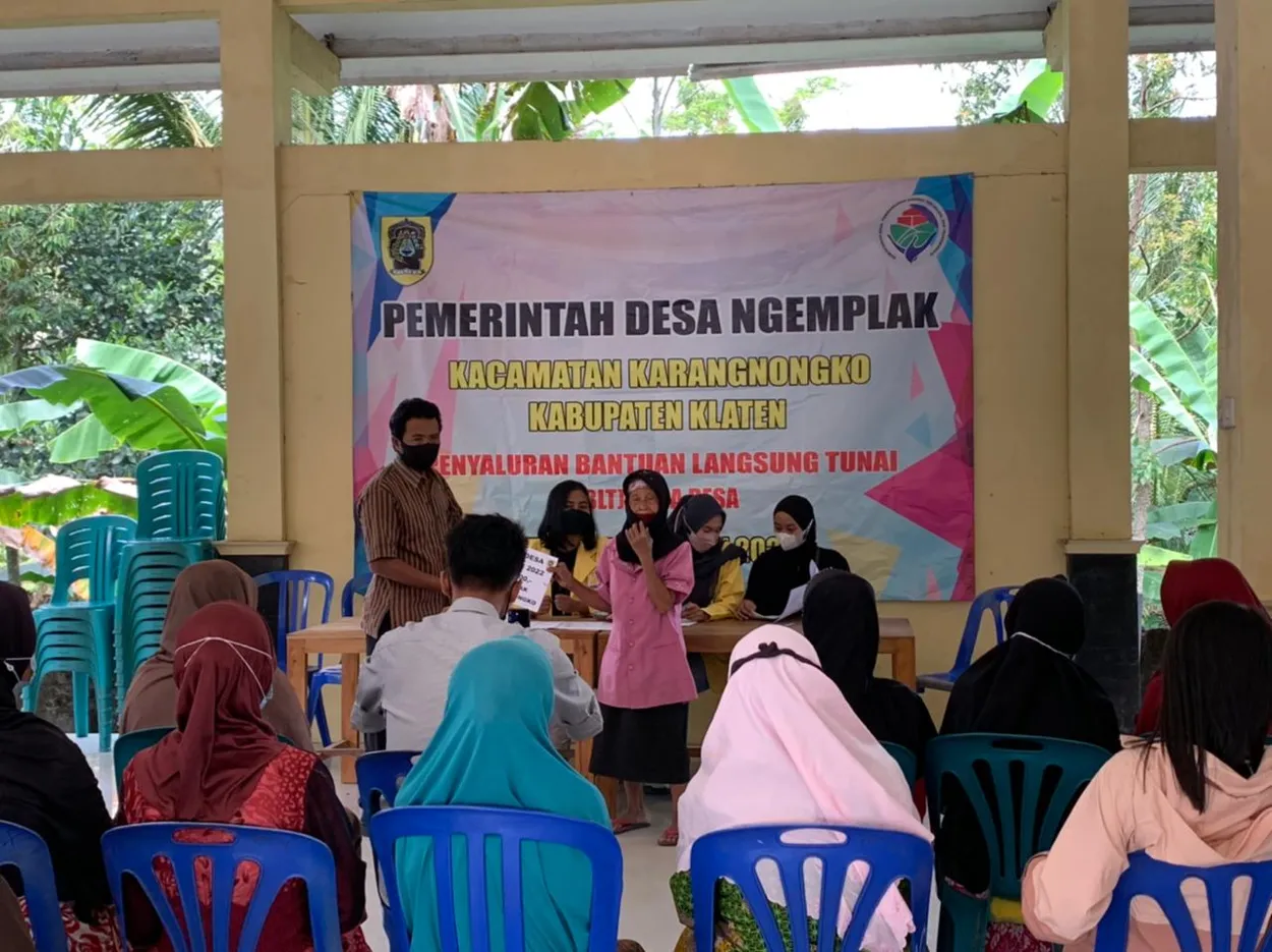 PENYALURAN BANTUAN TUNAI LANGSUNG (BLT) DI DESA NGEMPLAK