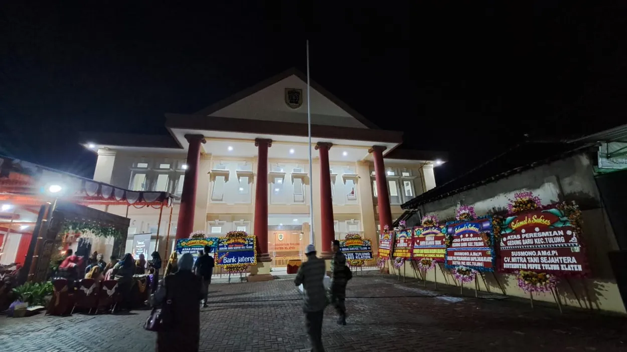 Resmikan Gedung Kecamatan, Paguyuban Kepala Desa se-Kecamatan Tulung Gelar Pertunjukan Wayang Kulit.