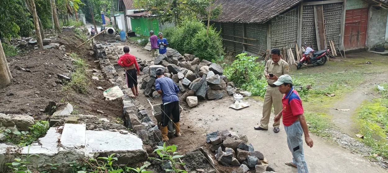 REHAP PAGAR BATAS KANTOR PEMERINTAHAN DESA DOMPOL