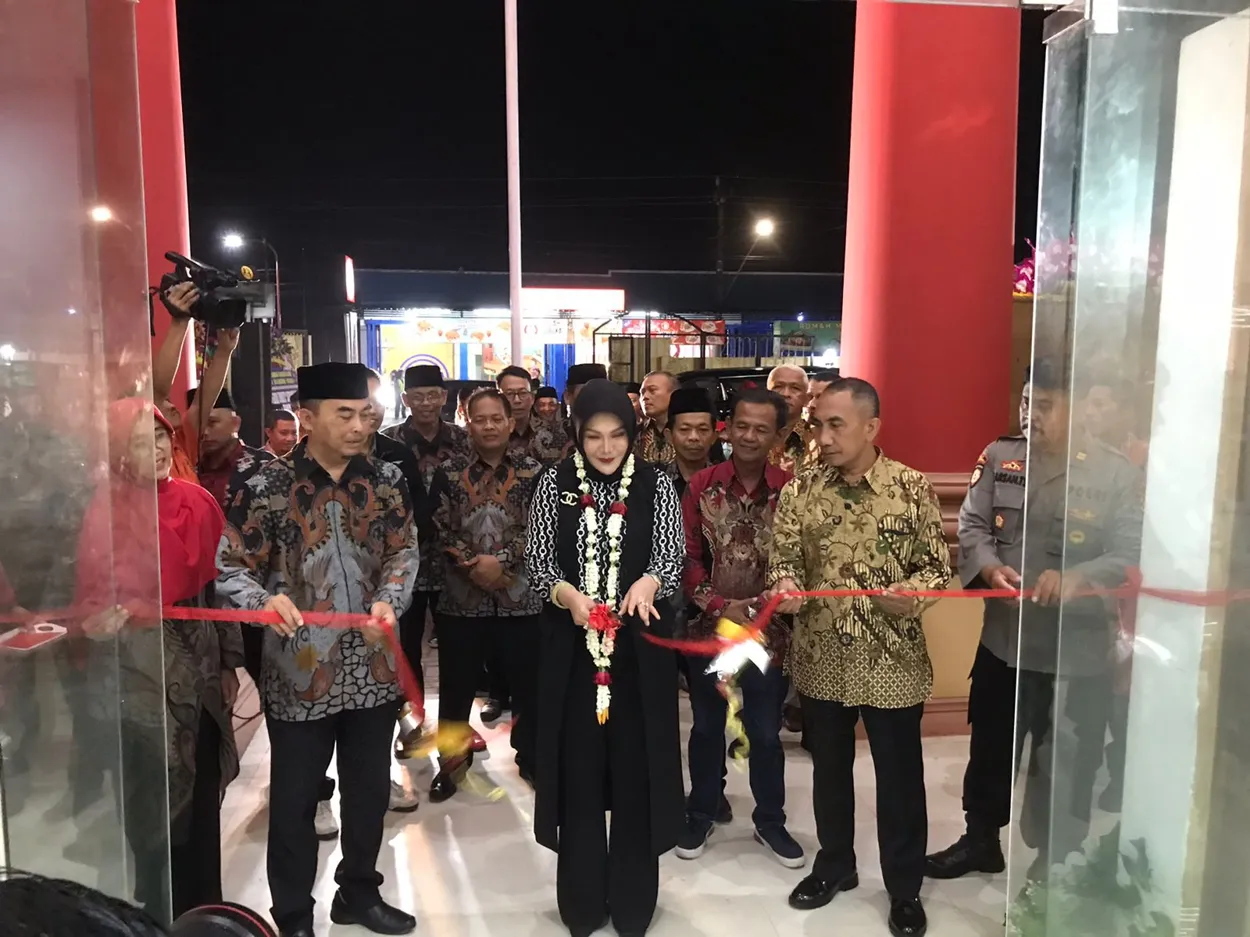 PERESMIAN GEDUNG KANTOR CAMAT TULUNG, KEPALA DESA GELAR WAYANG KULIT