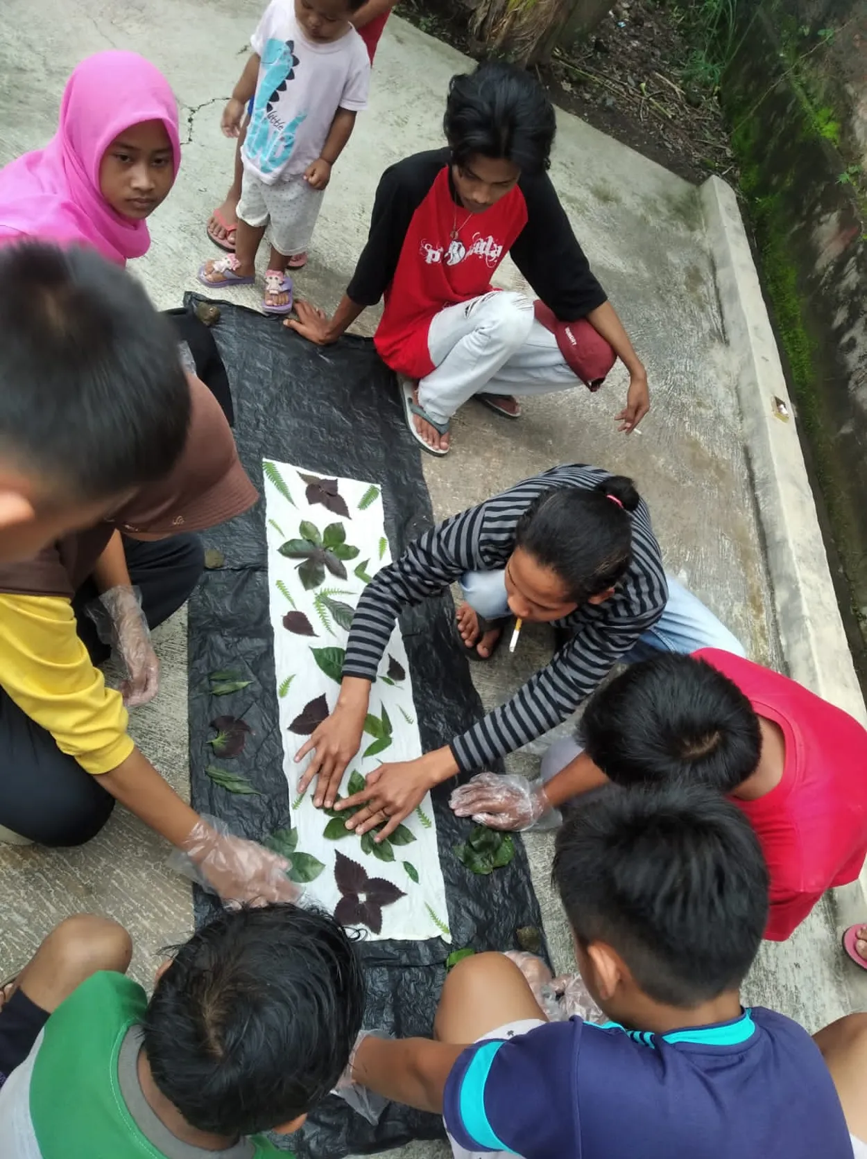 DISABILITAS DAN KARANG TARUNA DESA BELAJAR MEMBUAT ECO PRINT