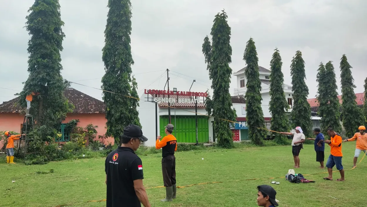 Penebangan 20 Pohon di Lapangan Desa Senden