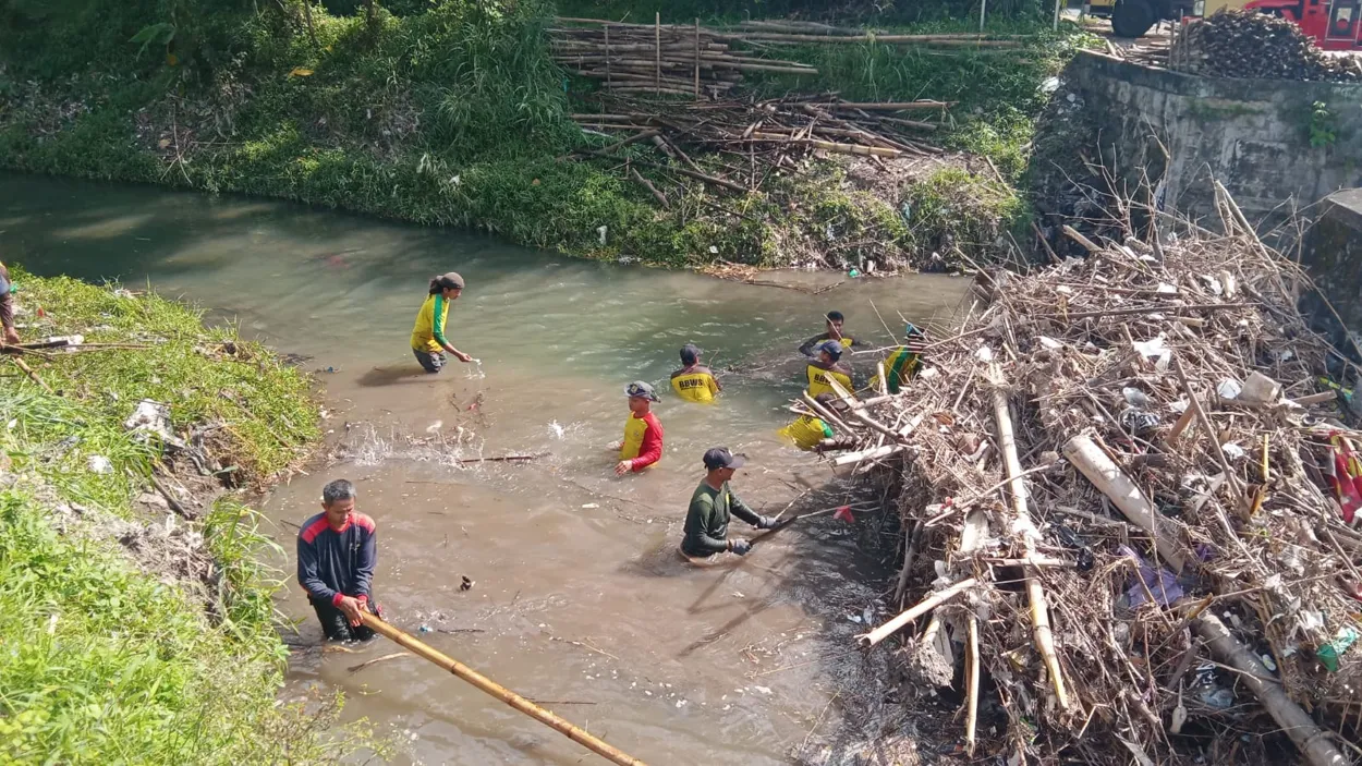 GIAT Bersih Sungai Kalicino Pemerintah Desa bersama BBWS