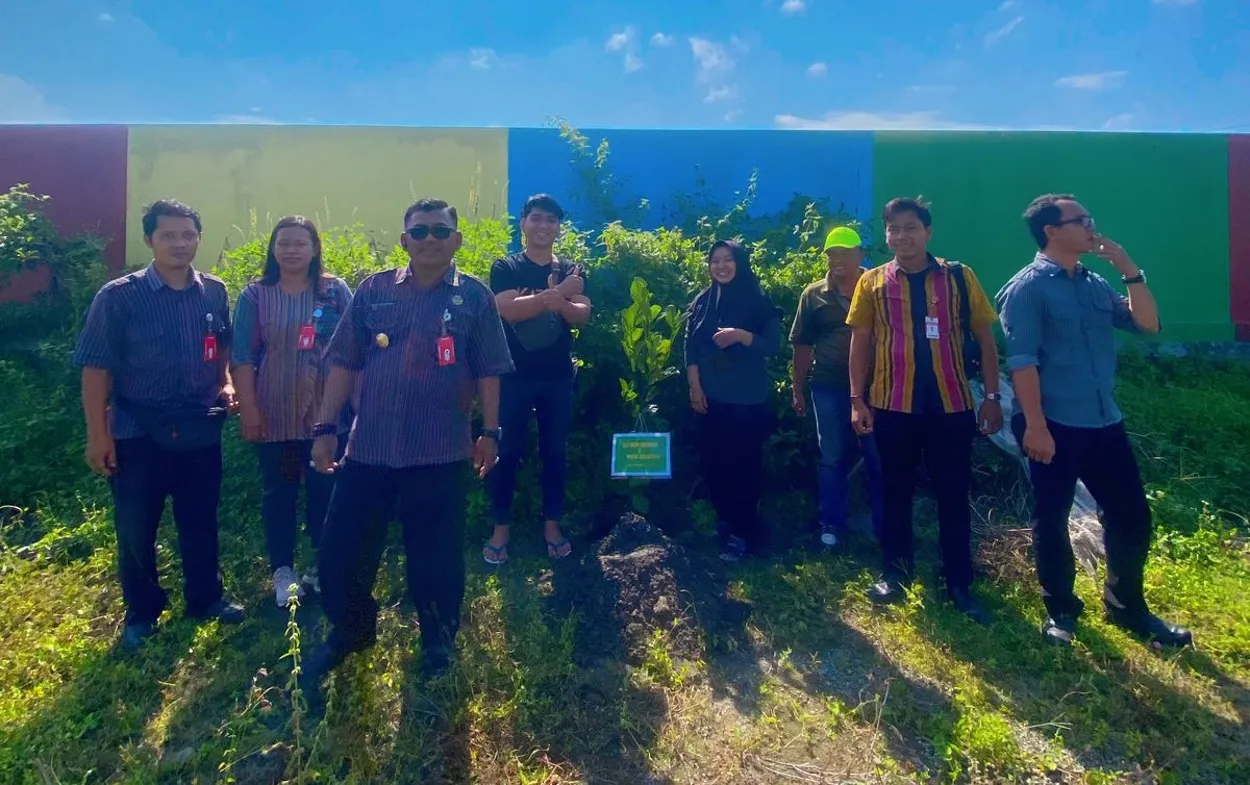 PENANAMAN POHON OLEH PENGANTIN BARU