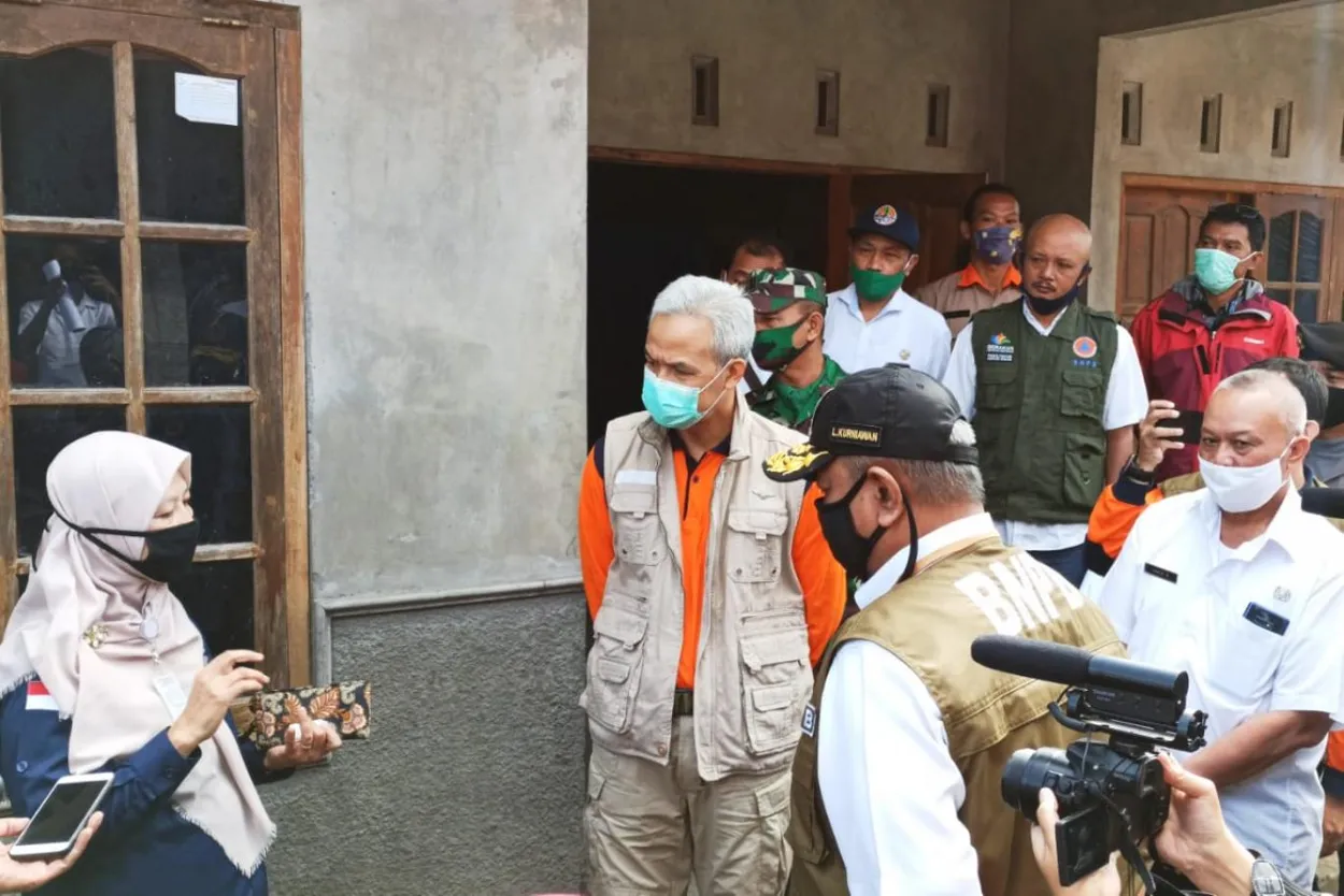GUBERNUR JAWA TENGAH MENINJAU KESIAPSIAGAAN AKTIVITAS MERAPI