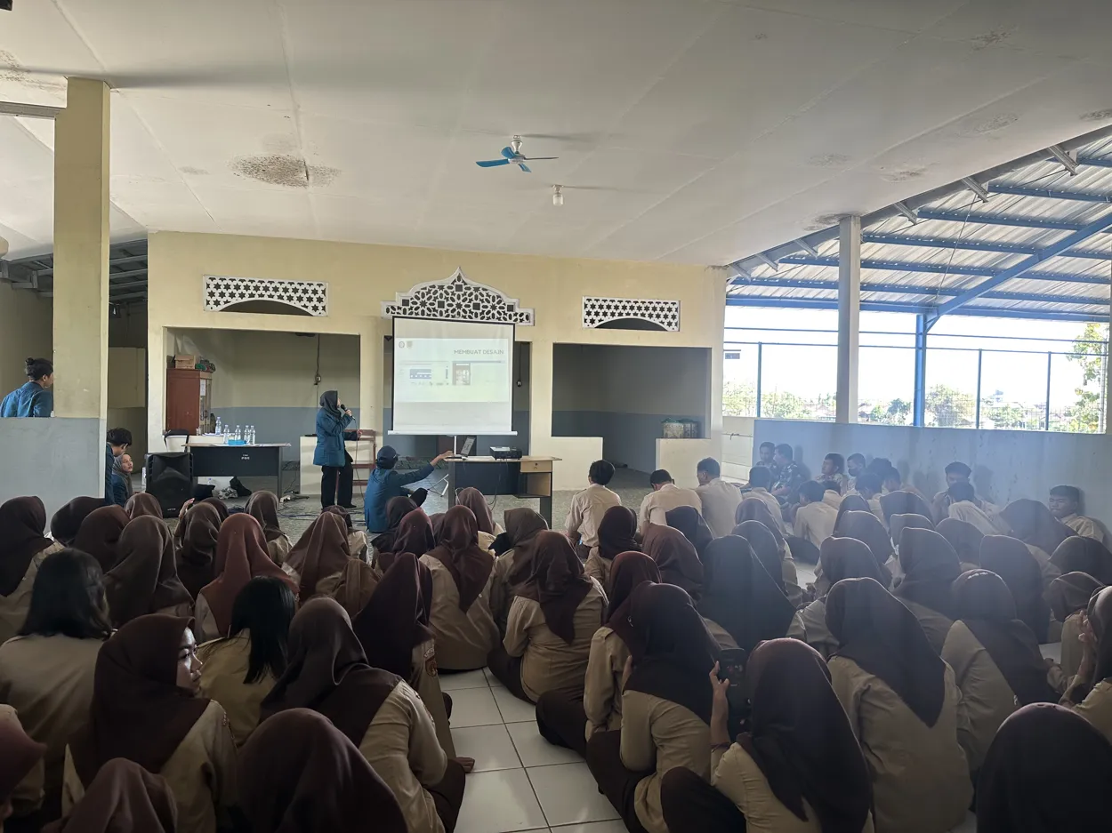 Bangkitkan Kreativitas Visual, Mahasiswa KKN Undip Gelar Pelatihan Desain Grafis untuk Remaja SMK!