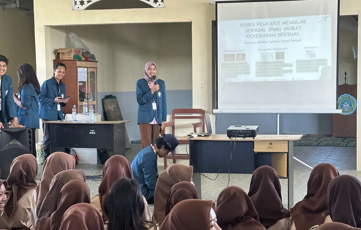 Lawan Bersama Infeksi Menular Seksual! Mahasiswa KKN Undip Lakukan Pendampingan terhadap Remaja SMK