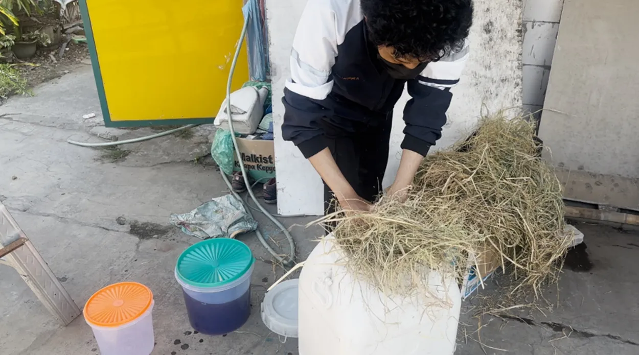 Mahasiswa KKN Melakukan Pembuatan Pupuk Organik Dari Limbah Pertanian Jerami Padi