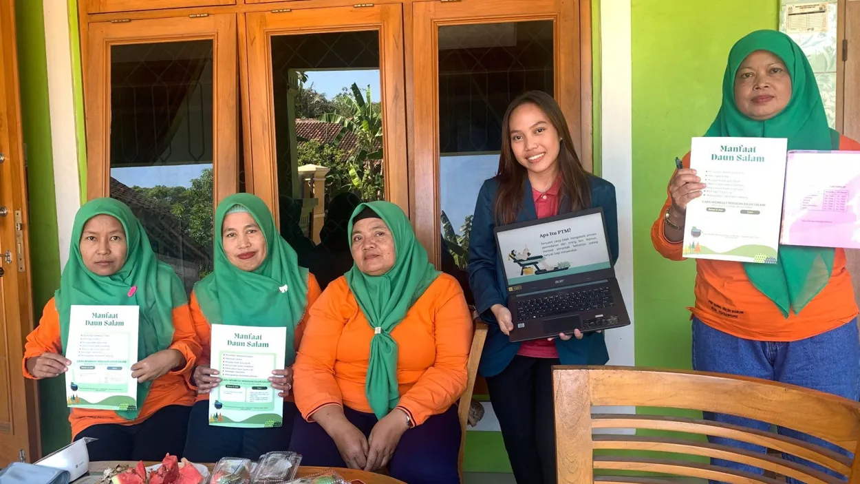 Mahasiswi KKN Undip Bagikan Manfaat Daun Salam Untuk Tubuh Dalam Kegiatan Posbindu Desa Ngolodono