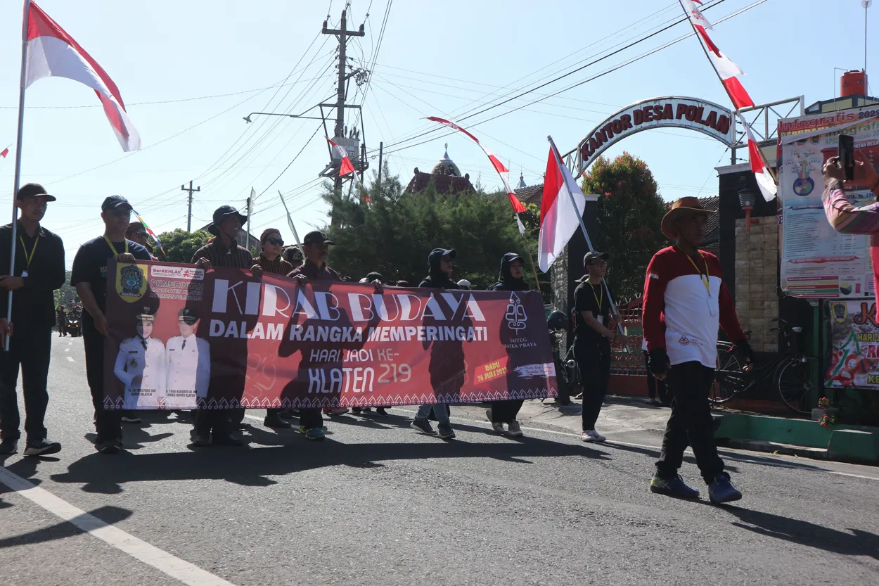 Sambut Ulang Tahun Klaten, Mahasiswa KKN UGM Ikut Meriahkan Kirab Budaya