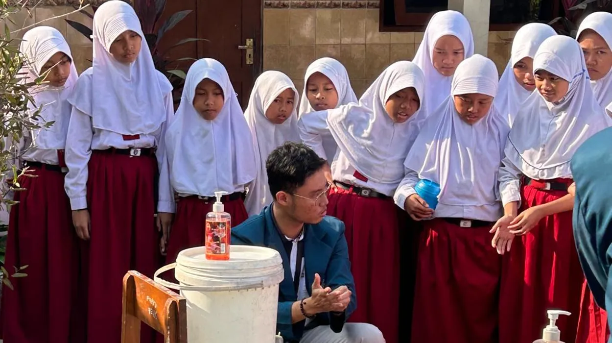 Menciptakan Generasi Bersih: Siswa SDN 01 Kajen Terlibat Praktek Hand Hygiene