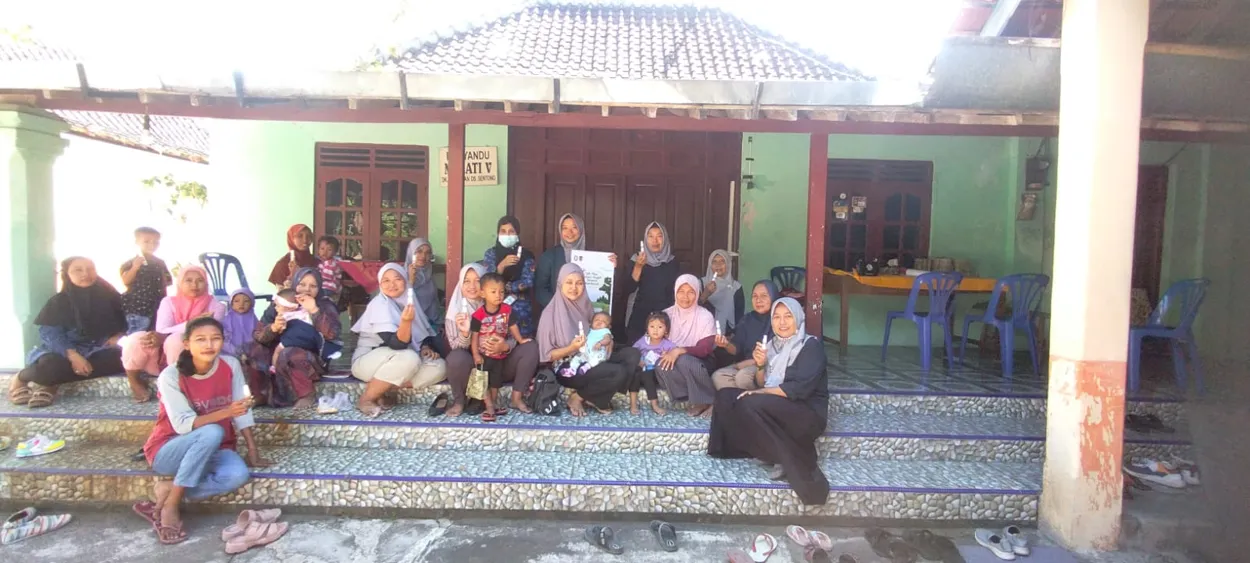 PEMBUATAN SPRAY SERAI ANTI NYAMUK  SEBAGAI PENCEGAHAN PENYAKIT DEMAM BERDARAH DI DESA SENTONO