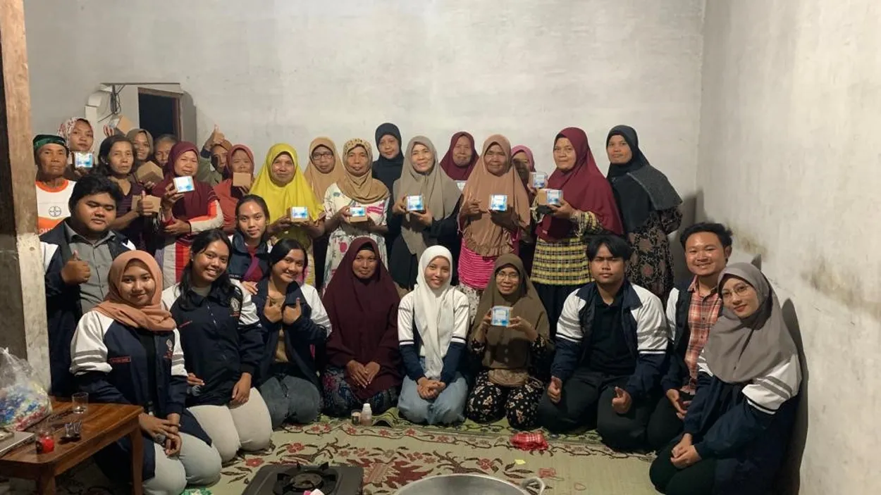 Mengubah Limbah Menjadi Peluang - Sosialisasi Pembuatan Lilin dari Minyak Jelantah