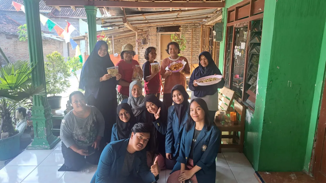 Meningkatkan UMKM Desa Sentono Dalam Digital Marketing