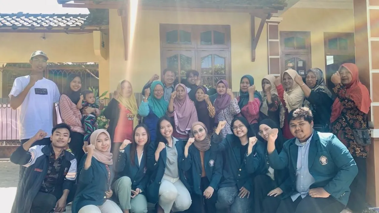 Memanfaatkan Budidaya Maggot untuk Mengurai Sampah Organik dalam Sosialisasi Desa Ngolodono