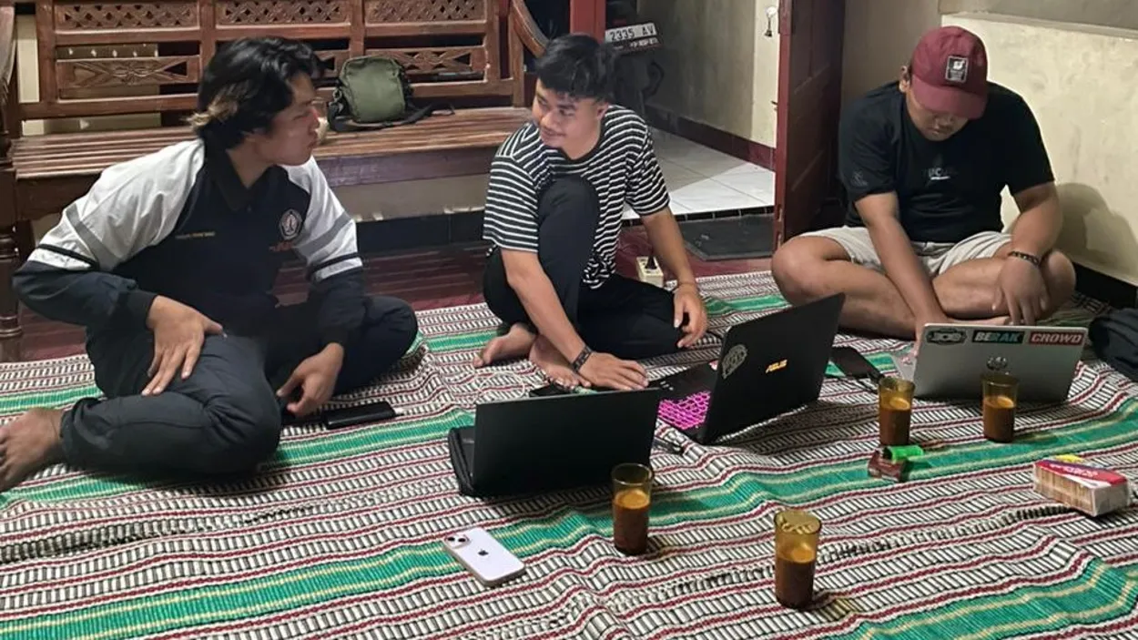 Menghubungkan Generasi Muda dan Teknologi: Edukasi Karang Taruna dalam Memajukan Website Desa