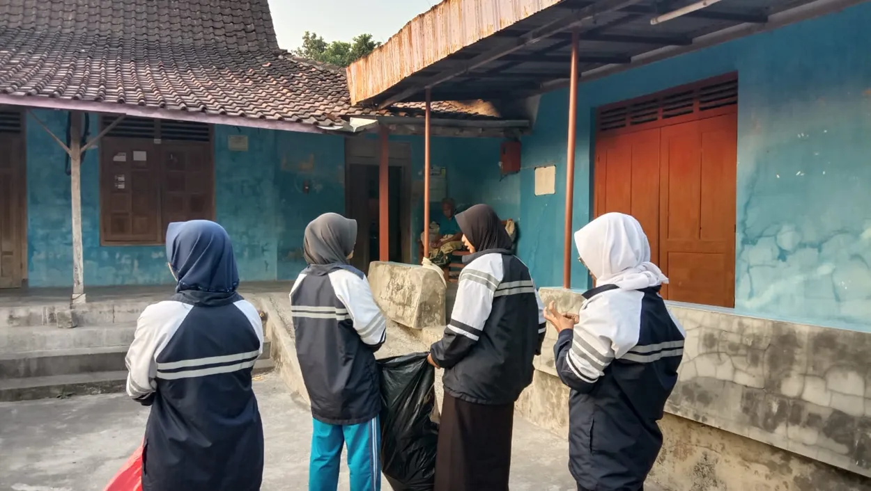 Penyulapan Sampah menjadi Rupiah oleh Tim II KKN Undip