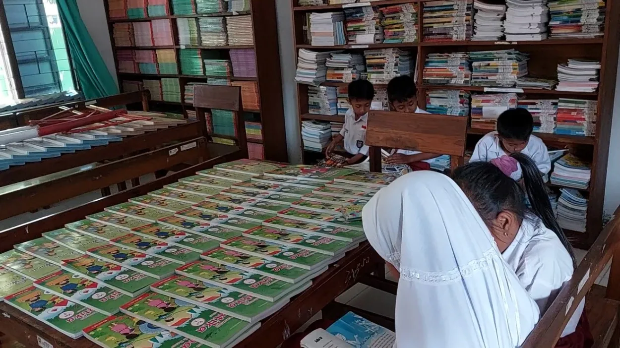 Mahasiswa UNDIP Membangkitkan Gerakan Literasi di SDN 1 Sentono