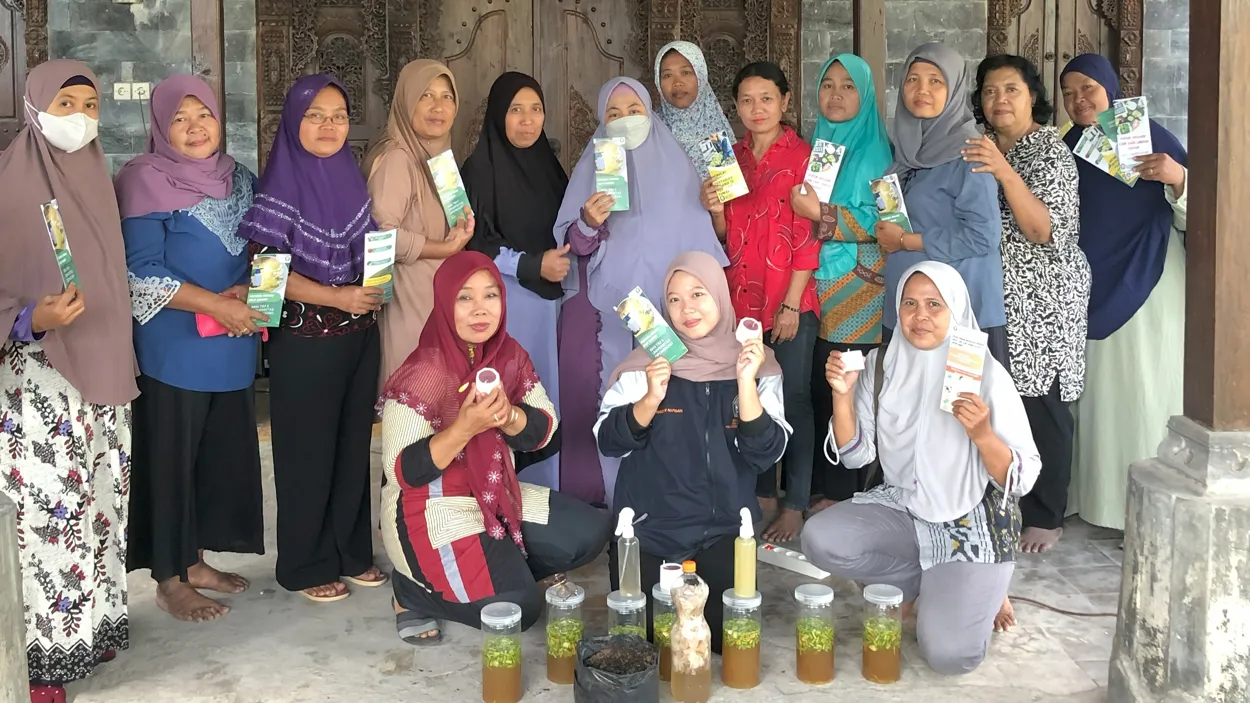 Mahasiswa KKN Di Desa Kajen Memaksimalkan Pemanfaatan Limbah Kulit Bawang Menjadi  Pestisida