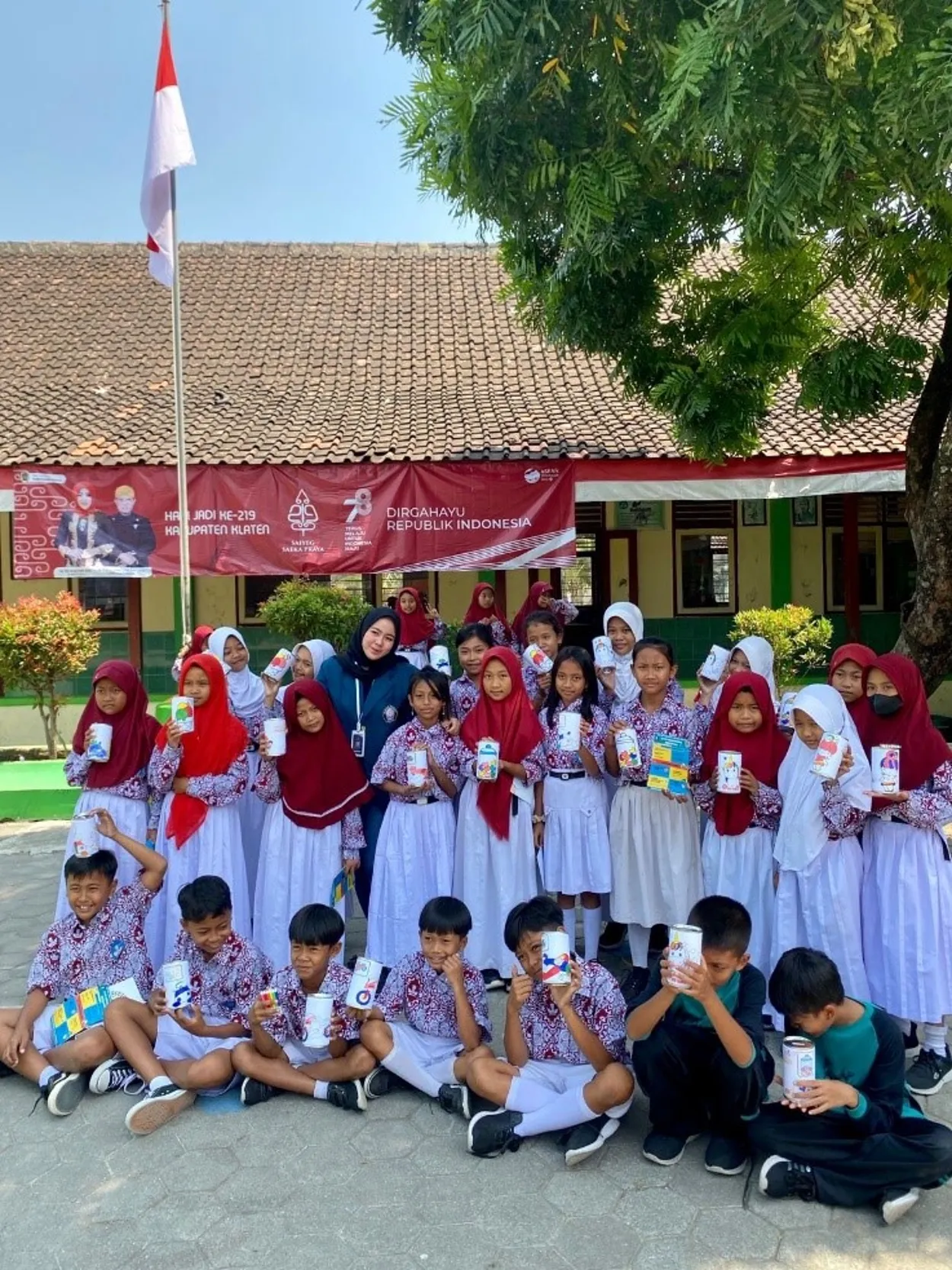 Mahasiswa KKN Undip Ajak Anak-Anak SD Desa Srebegan Menghias Celengan Lucu dan Unik