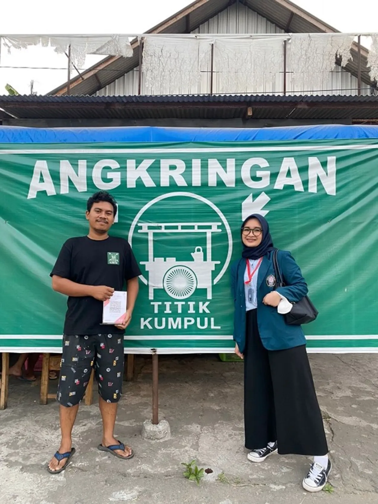 UMKM Go Digital, Mahasiswa KKN Melakukan Pembuatan QRIS ke Pelaku Angkringan