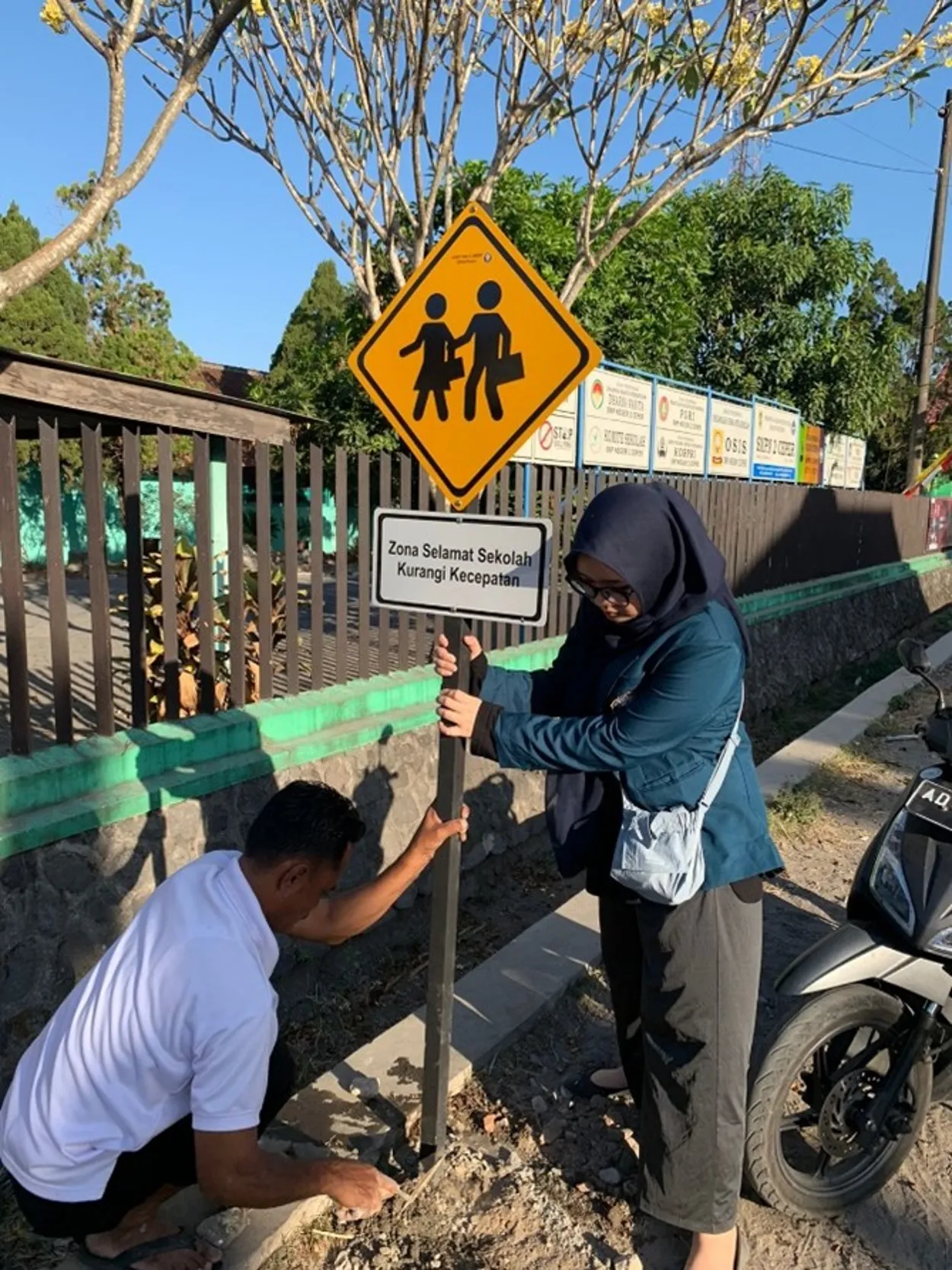 Cegah Kecelakaan Lalu Lintas, Tim KKN UNDIP Lakukan Pembuatan Rambu Jalan di Sekitar SMPN 2 Ceper