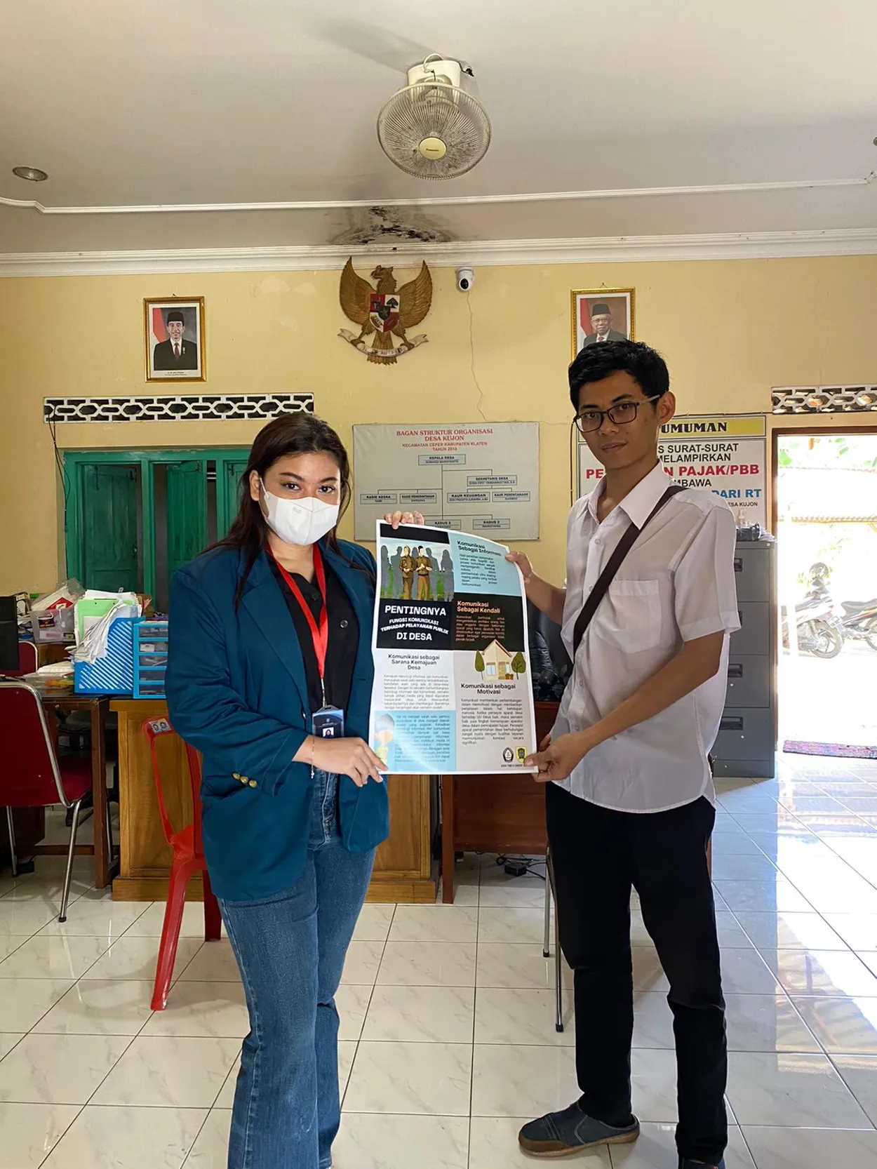 Mahasiswa KKN UNDIP Membagikan Poster "Pentingnya Komunikasi Terhadap Pelayanan Publik di Desa"