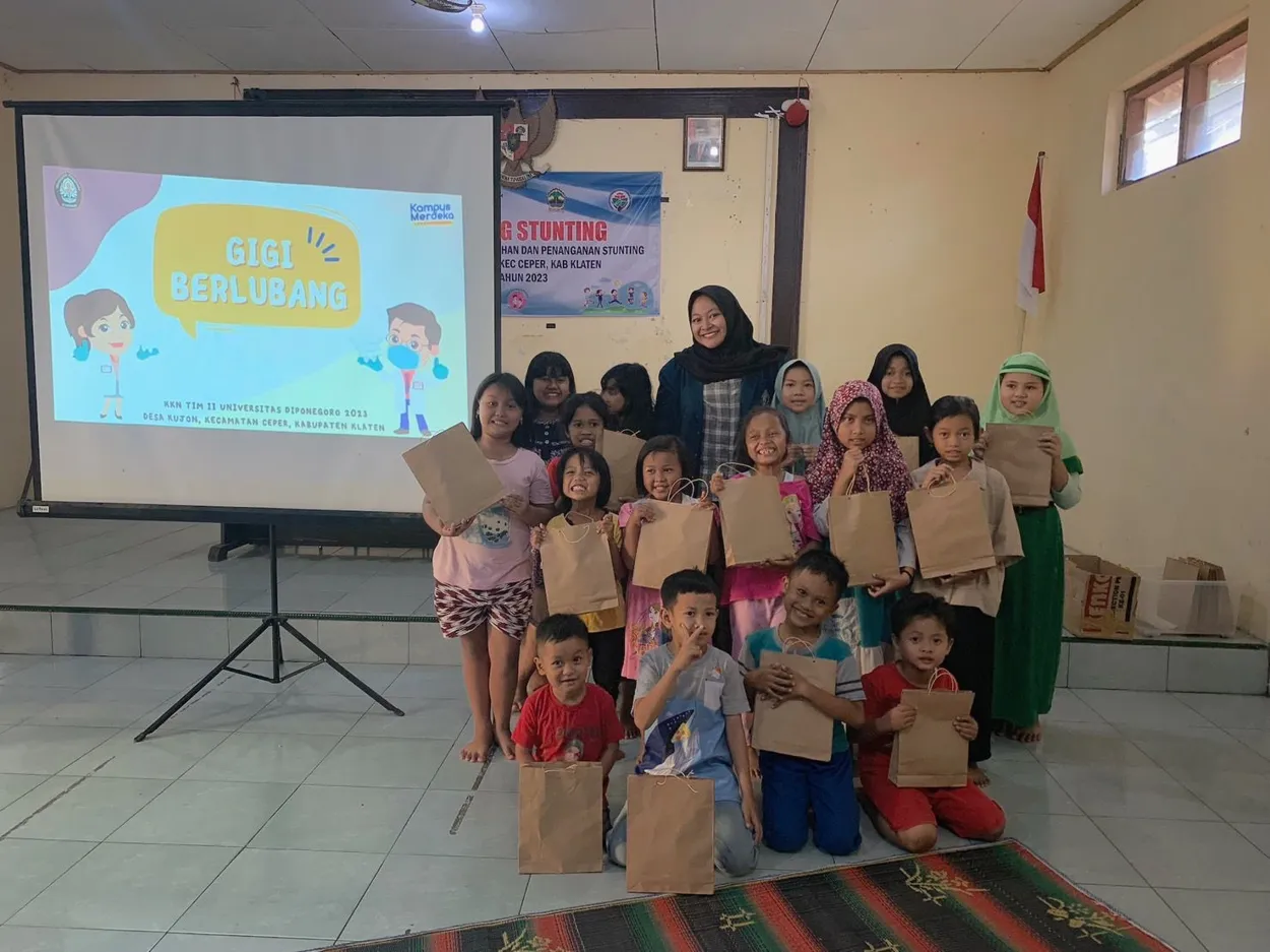 Cegah Gigi Berlubang, Mahasiswa KKN Undip Ajarkan Cara Menyikat Gigi pada Anak-Anak Desa Kujon