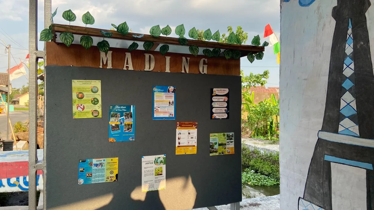 MADES : MADING DESA, SARANA MAHASISWA KKN TIM II UNDIP TINGKATKAN LITERASI WARGA