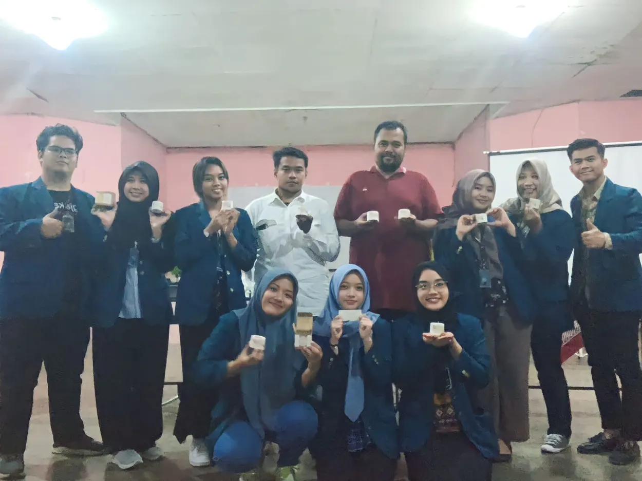Kreatif! Mahasiswa KKN Undip Manfaatkan Limbah Minyak Jelantah Menjadi Lilin Aromaterapi
