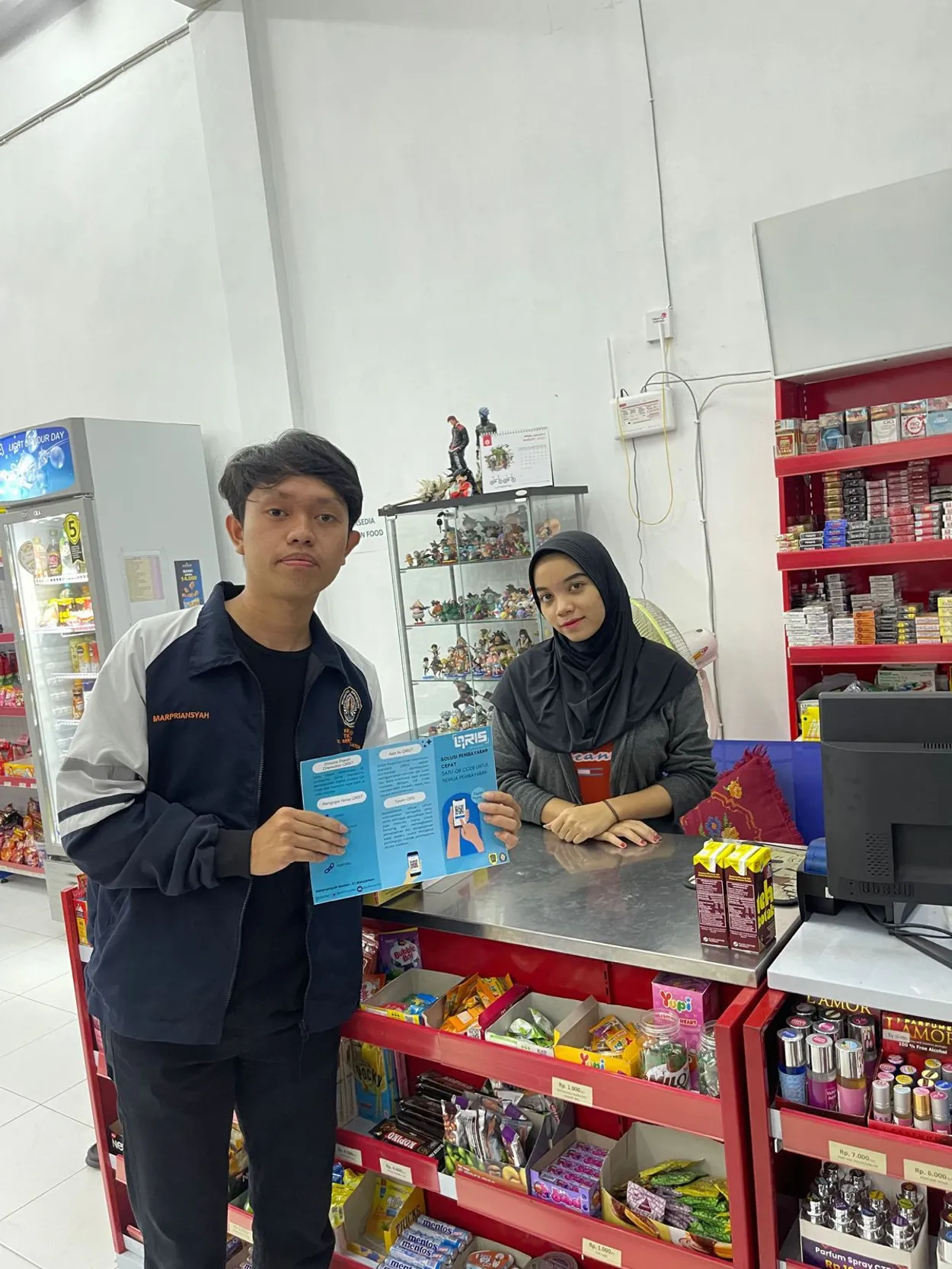 Mahasiswa KKN Tim II UNDIP Mengenalkan pembayaran digital “QRIS” Kepada UMKM di Desa Srebegan