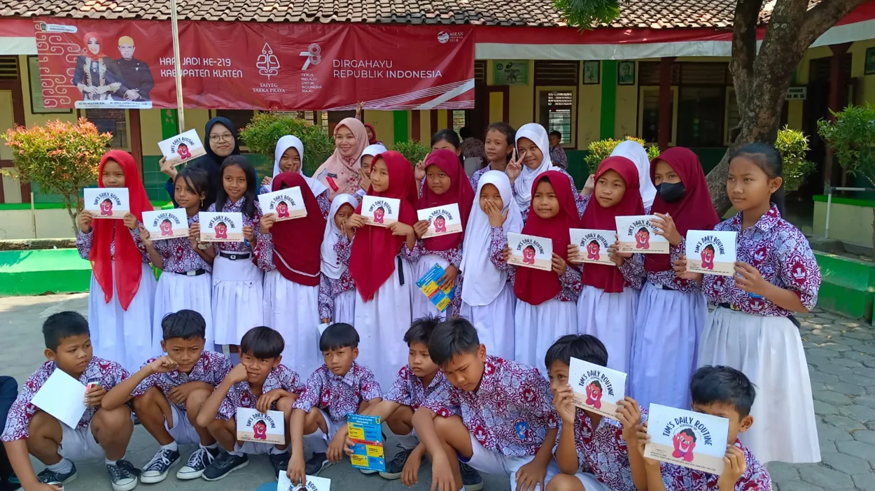 Mahasiswa KKN Undip Kenalkan Bahasa Inggris lewat Buku Dwibahasa dalam Kegiatan Membaca Bersama