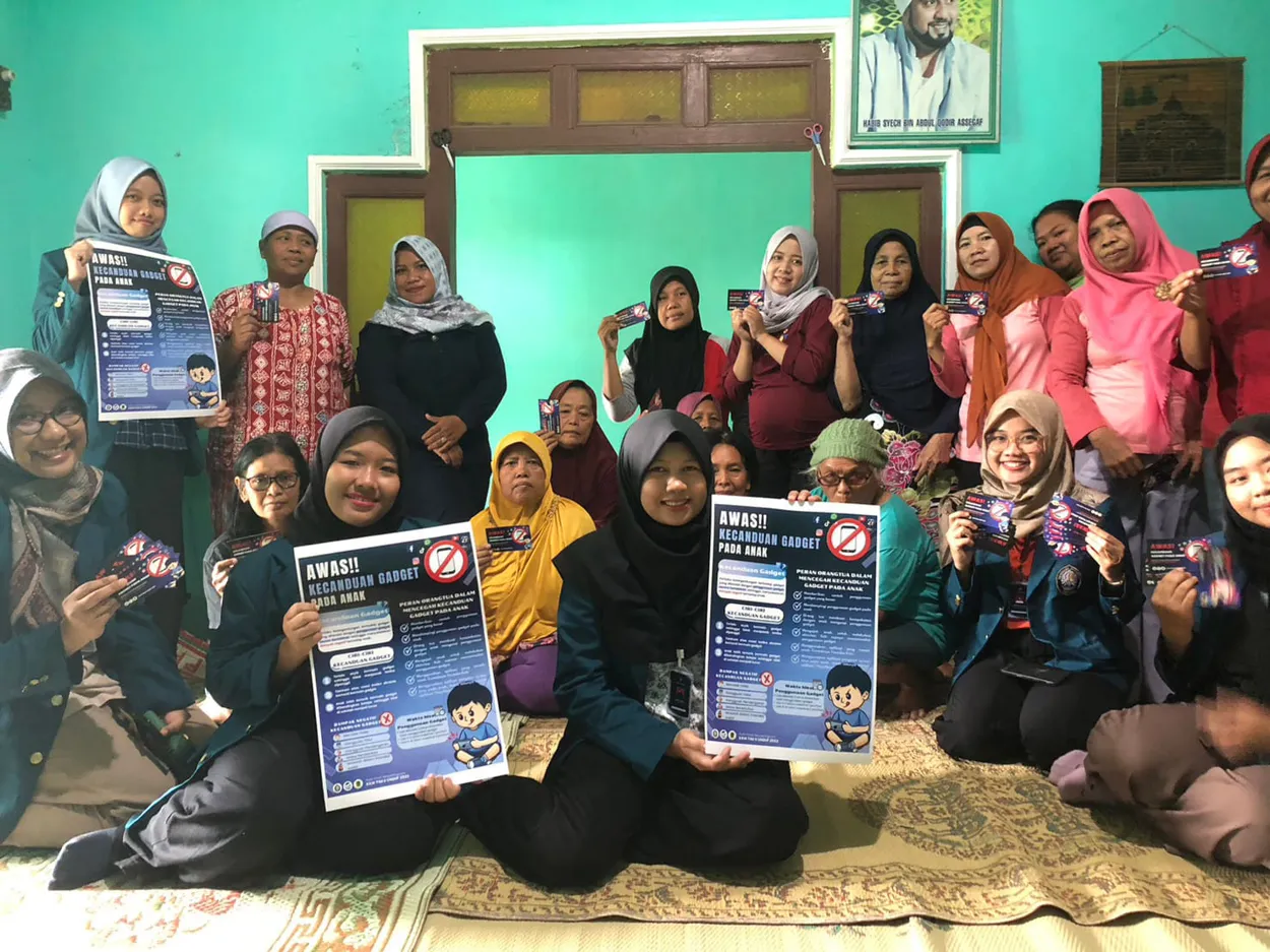 Mahasiswa UNDIP Mengadakan Workshop Kecanduan Gadget Kepada Warga Desa Meger